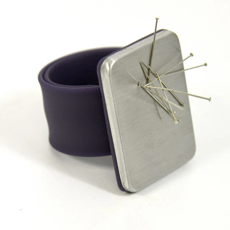 Bracelet magnétique pour épingles violet foncé - Image 3