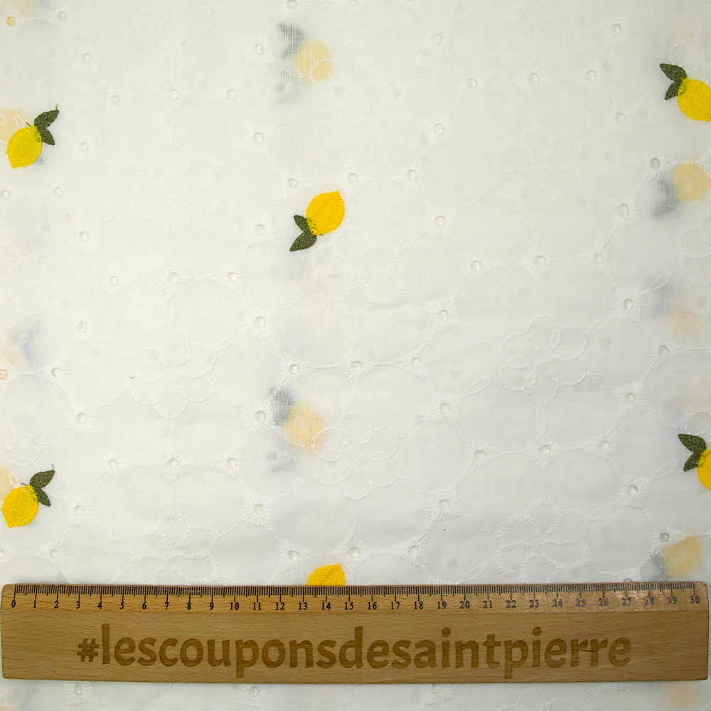 Broderie anglaise brodée citron fond blanc - Image 3