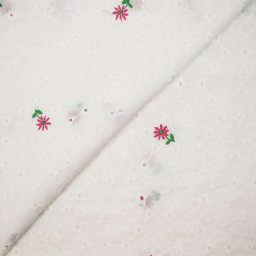 Broderie anglaise brodée fleurs roses fond blanc