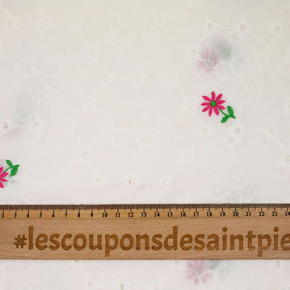 Broderie anglaise brodée fleurs roses fond blanc - Image 3