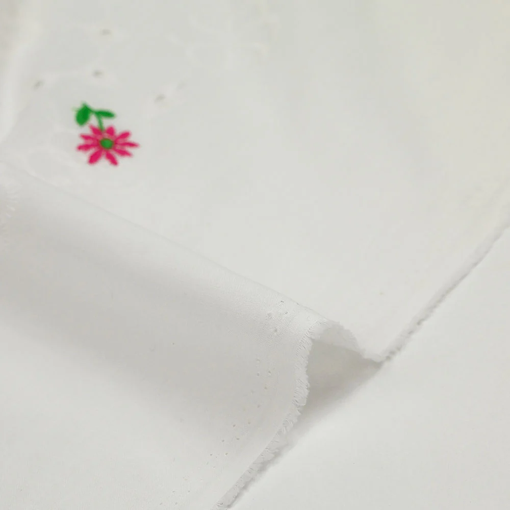 Broderie anglaise brodée fleurs roses fond blanc - Image 6