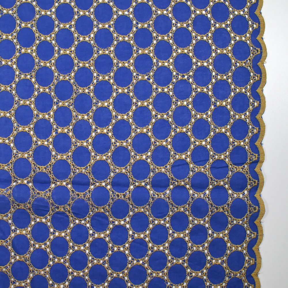 Broderie anglaise festonnée beige Aurélia fond bleu roi