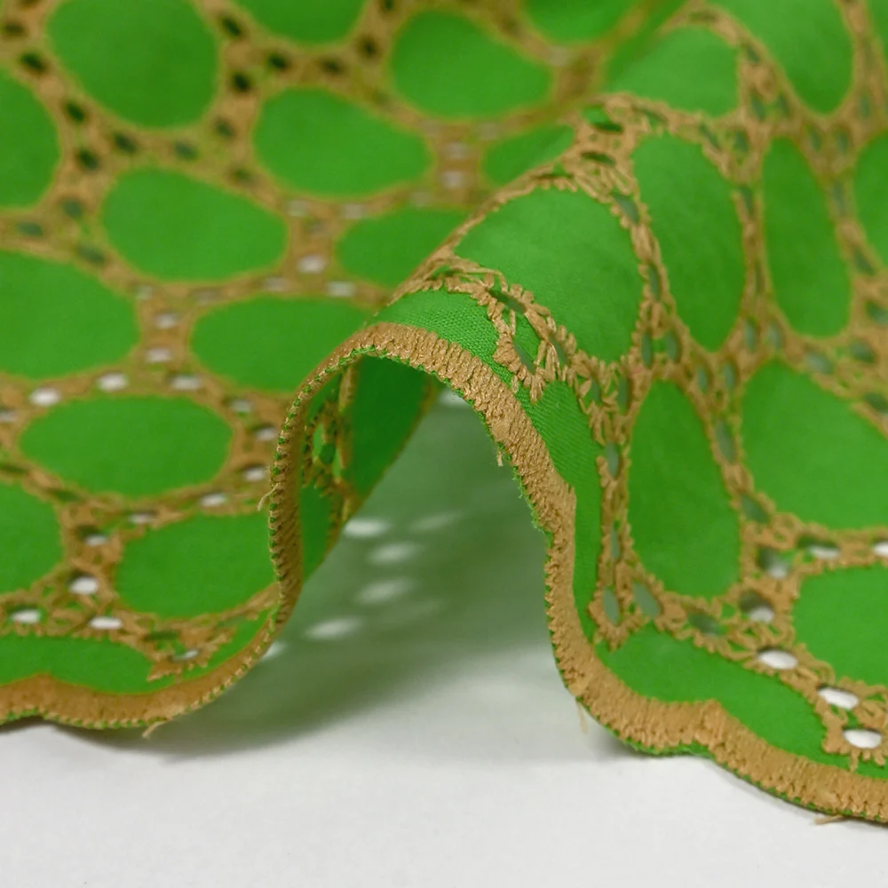 Broderie anglaise festonnée beige Aurélia fond vert pomme - Image 7