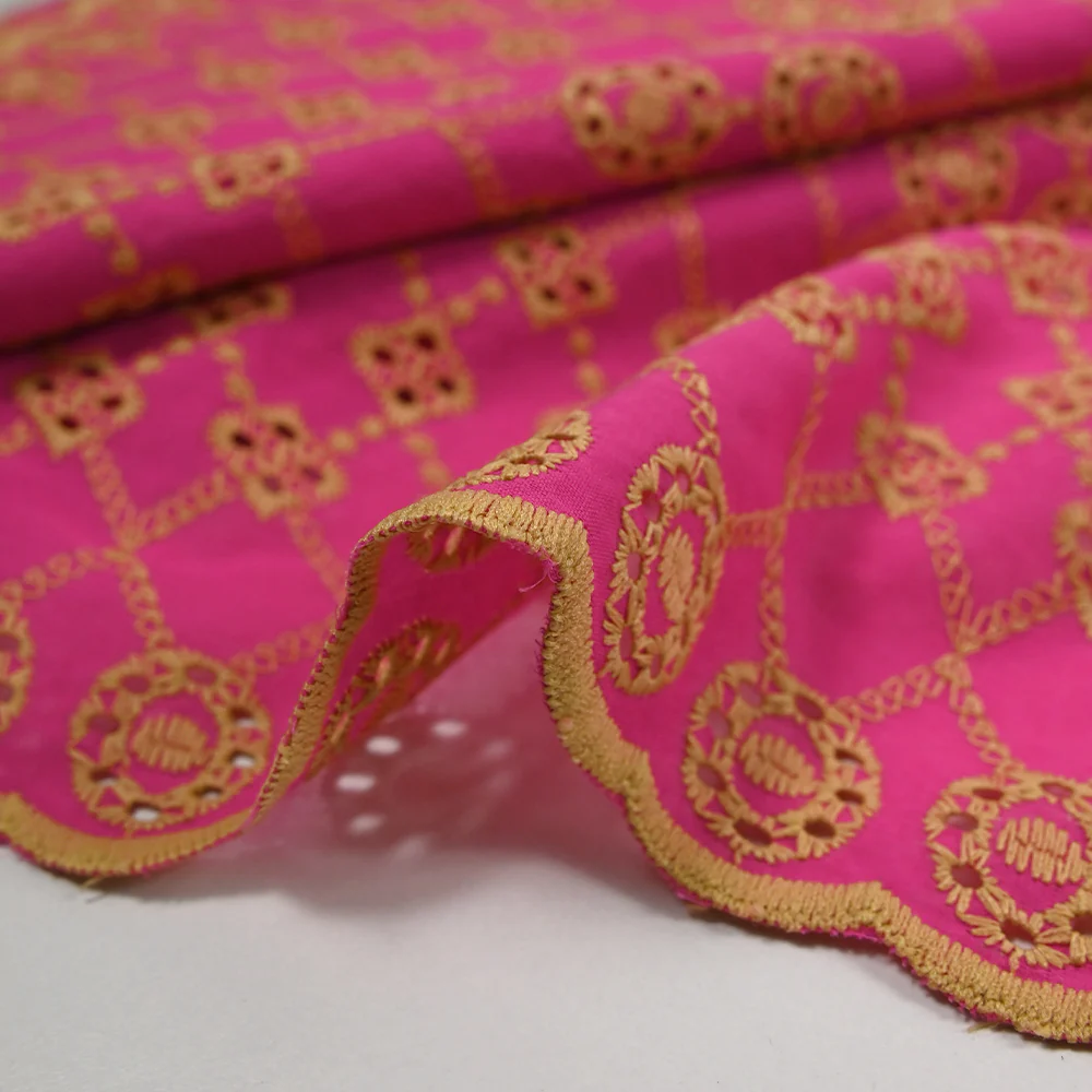 Broderie anglaise festonnée beige Clémence fond fuchsia - Image 7