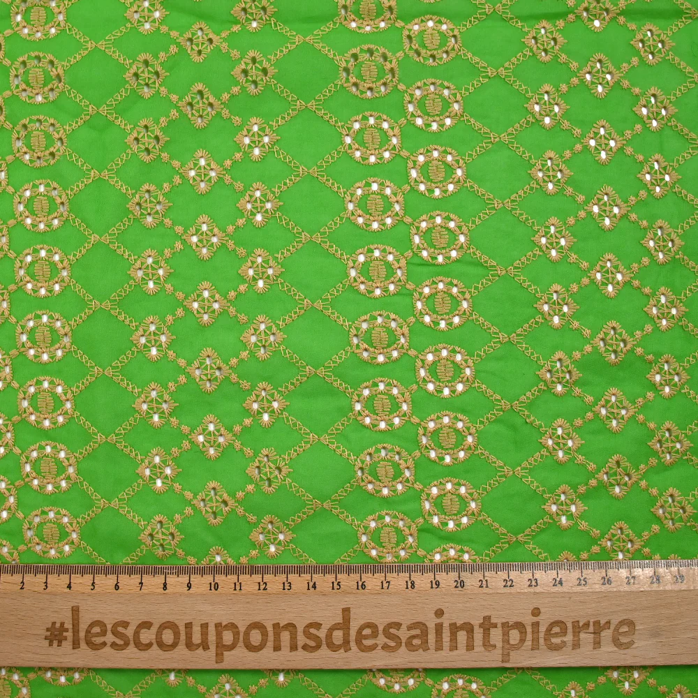 Broderie anglaise festonnée beige Clémence fond vert pomme - Image 3