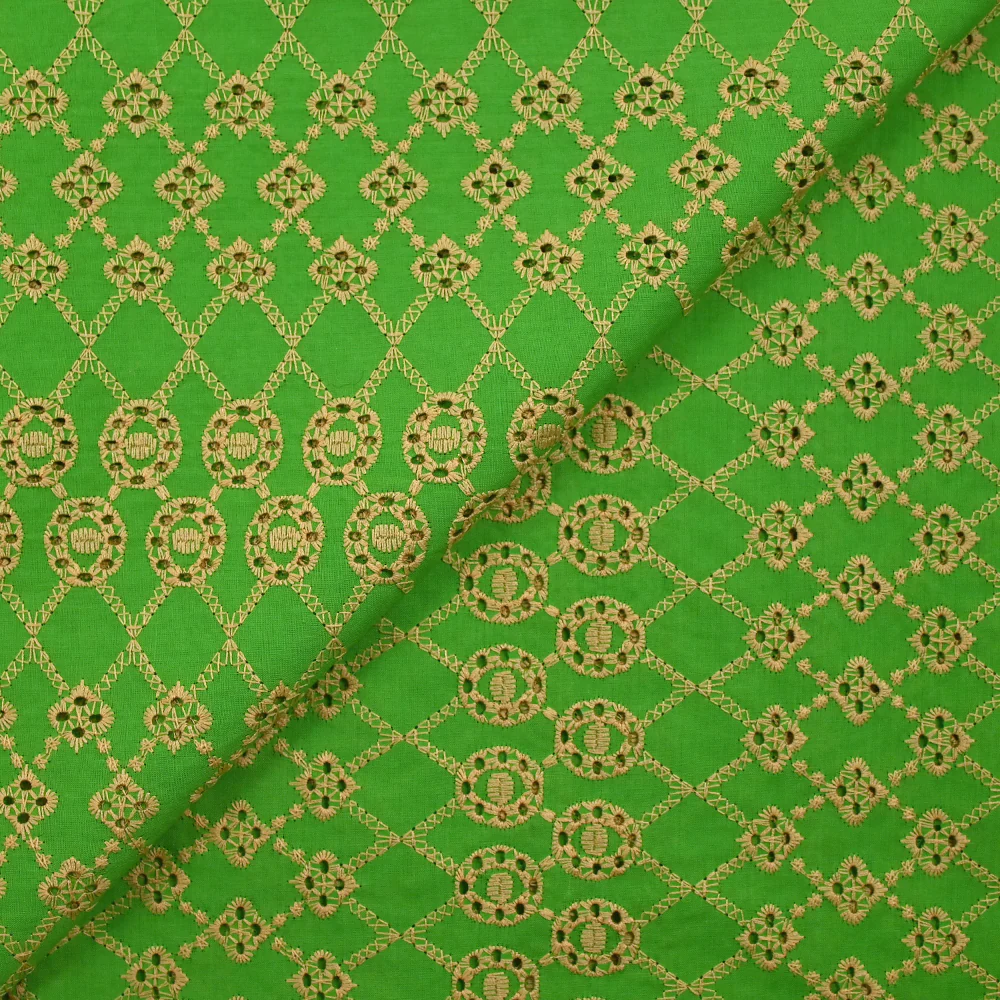 Broderie anglaise festonnée beige Clémence fond vert pomme - Image 5