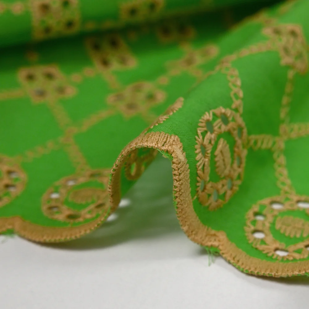 Broderie anglaise festonnée beige Clémence fond vert pomme - Image 7