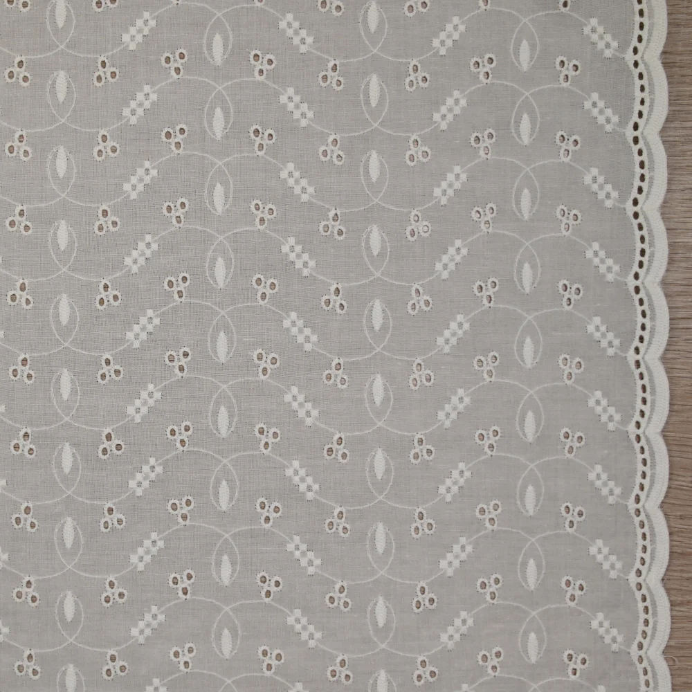 Broderie anglaise festonnée Greta fond blanc cassé - Image 3