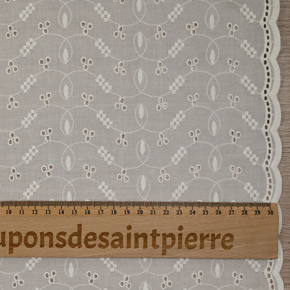 Broderie anglaise festonnée Greta fond blanc cassé - Image 4