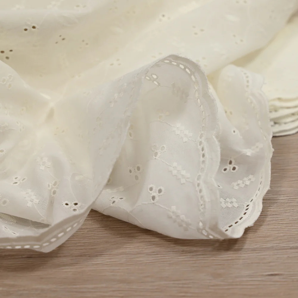 Broderie anglaise festonnée Greta fond blanc cassé - Image 5