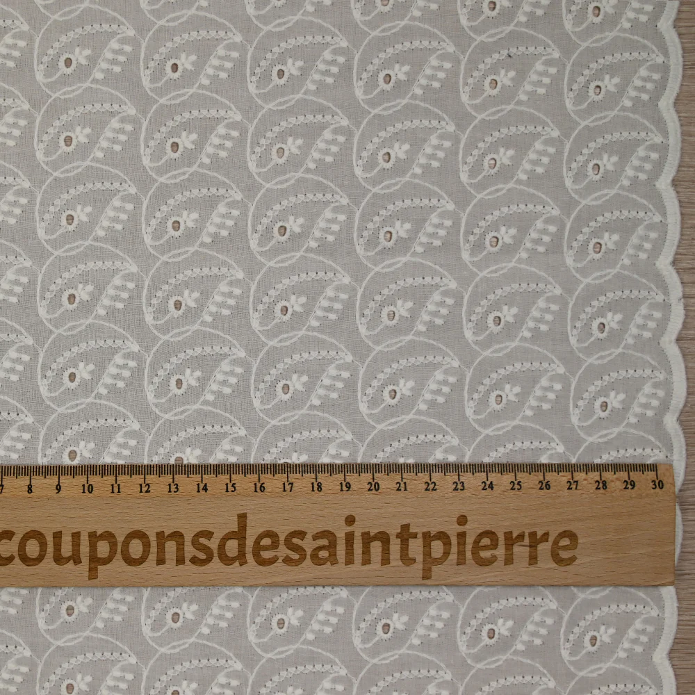 Broderie anglaise festonnée Palaos fond blanc cassé - Image 4