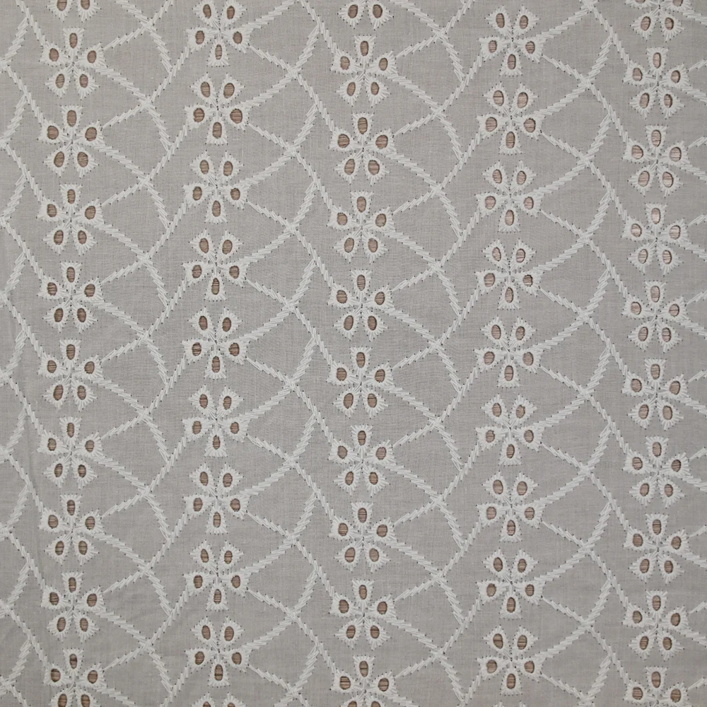 Broderie anglaise festonnée Tonga fond blanc cassé