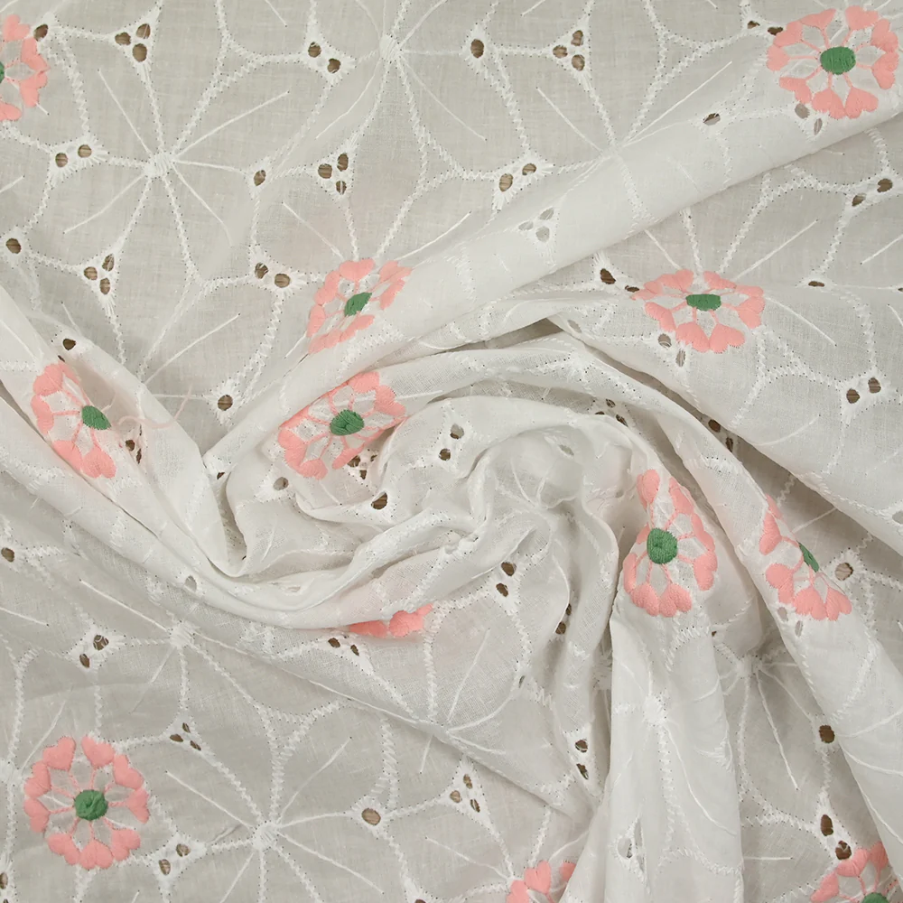 Broderie anglaise rebrodée de fleurs rose fond blanc cassé - Image 2