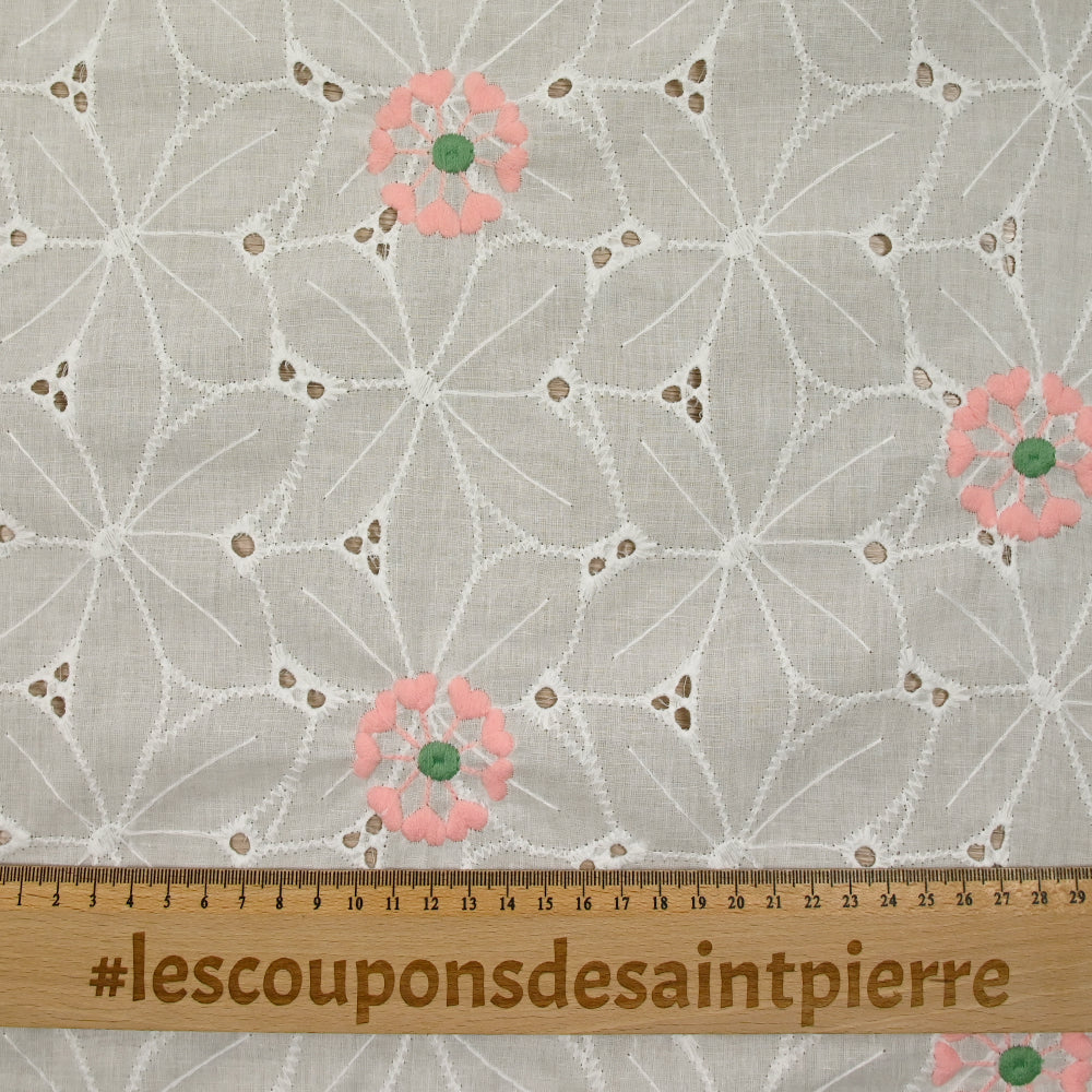 Broderie anglaise rebrodée de fleurs rose fond blanc cassé - Image 3