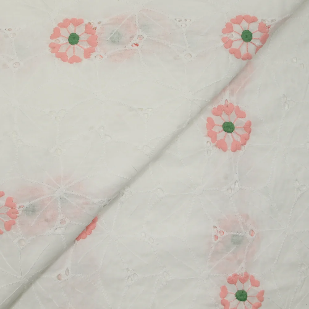 Broderie anglaise rebrodée de fleurs rose fond blanc cassé - Image 4