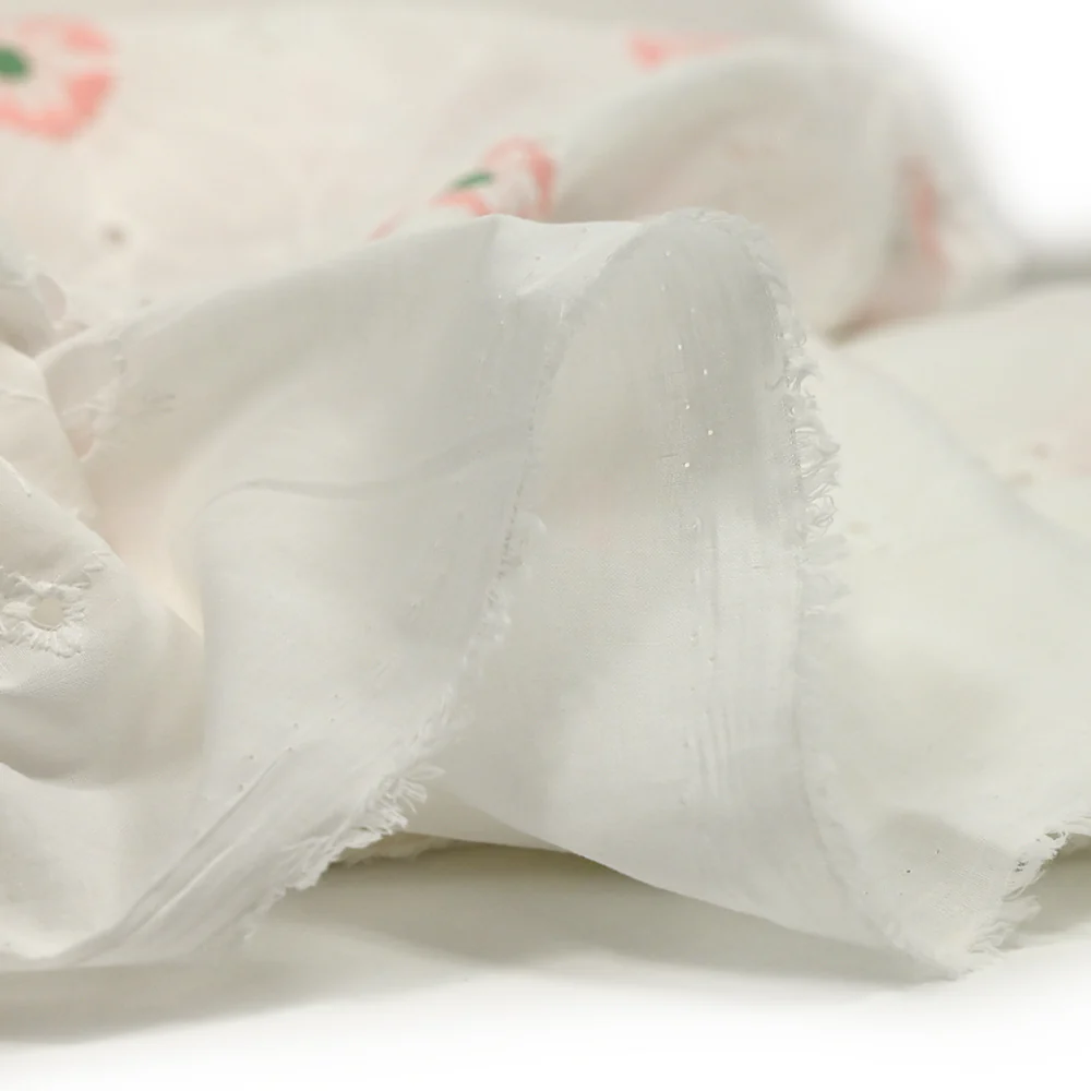 Broderie anglaise rebrodée de fleurs rose fond blanc cassé - Image 5
