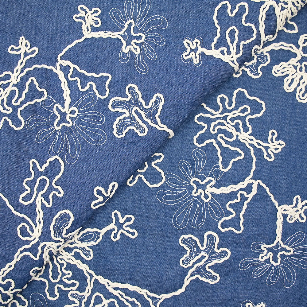 Chambray de coton brodé fond denim