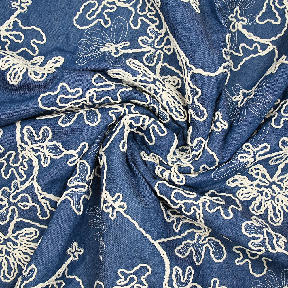 Chambray de coton brodé fond denim - Image 2