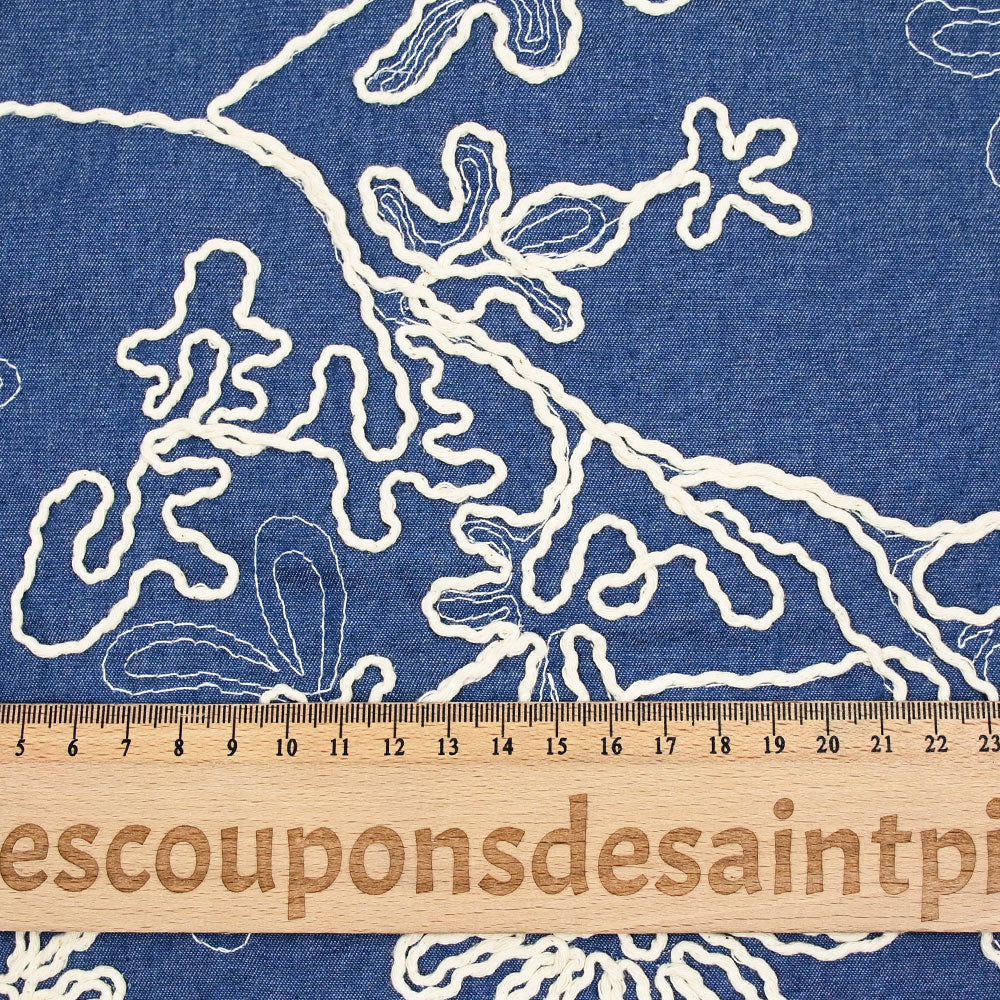 Chambray de coton brodé fond denim - Image 3