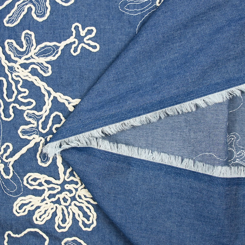 Chambray de coton brodé fond denim - Image 4