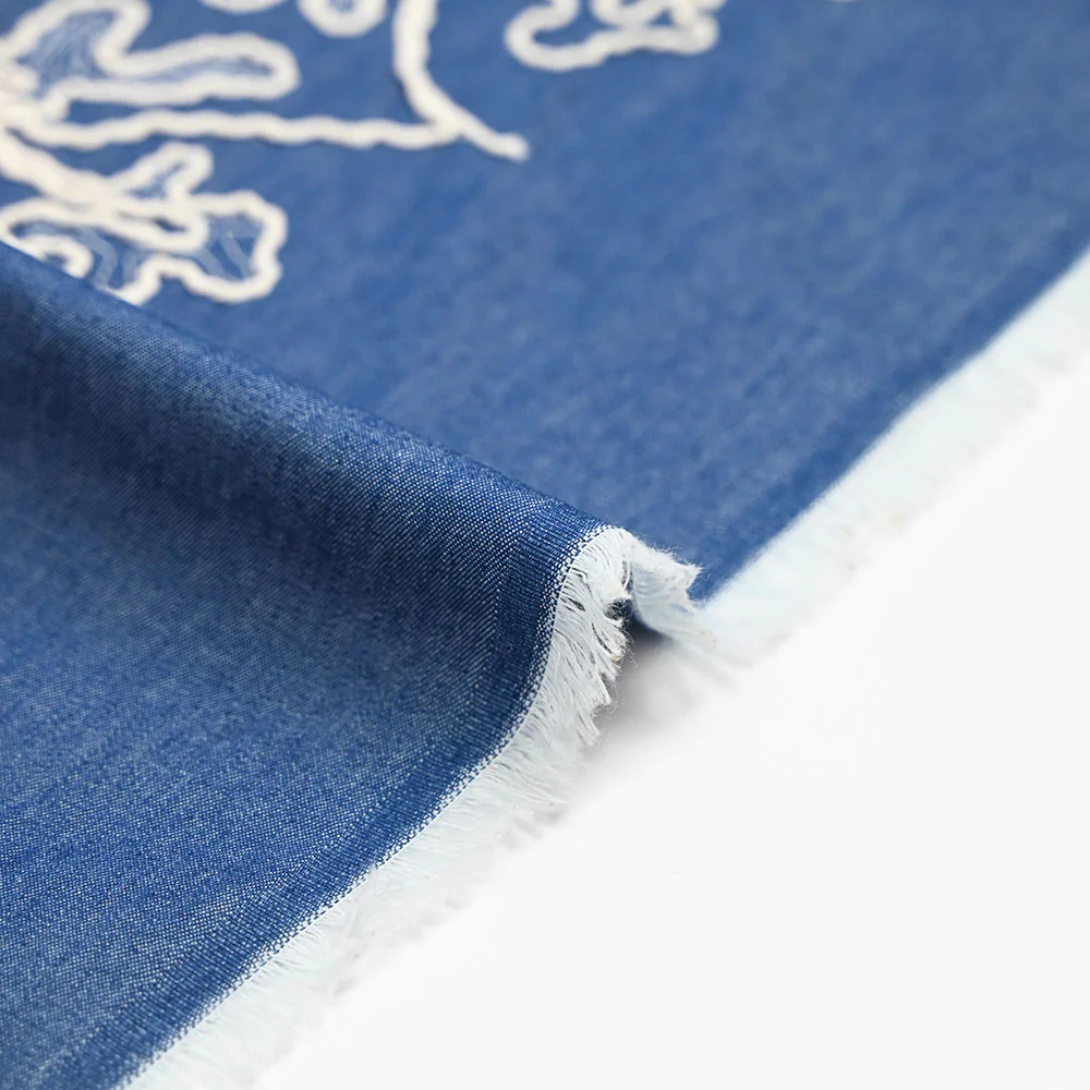 Chambray de coton brodé fond denim - Image 6