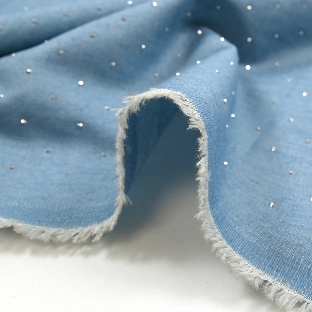 Chambray de coton orné de strass fond bleu ciel - Image 7