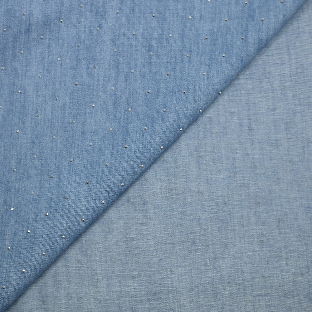 Chambray de coton orné de strass fond bleu clair