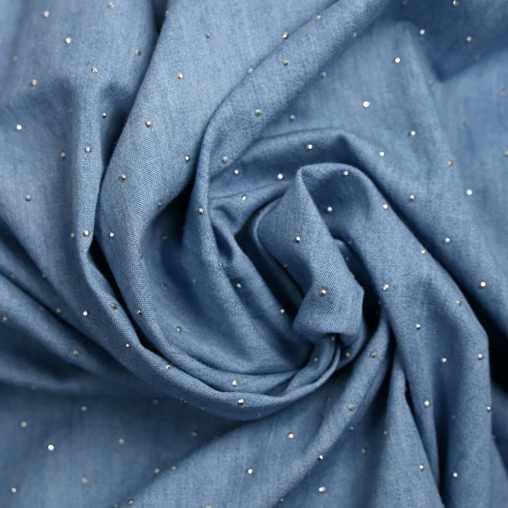 Chambray de coton orné de strass fond bleu clair - Image 2