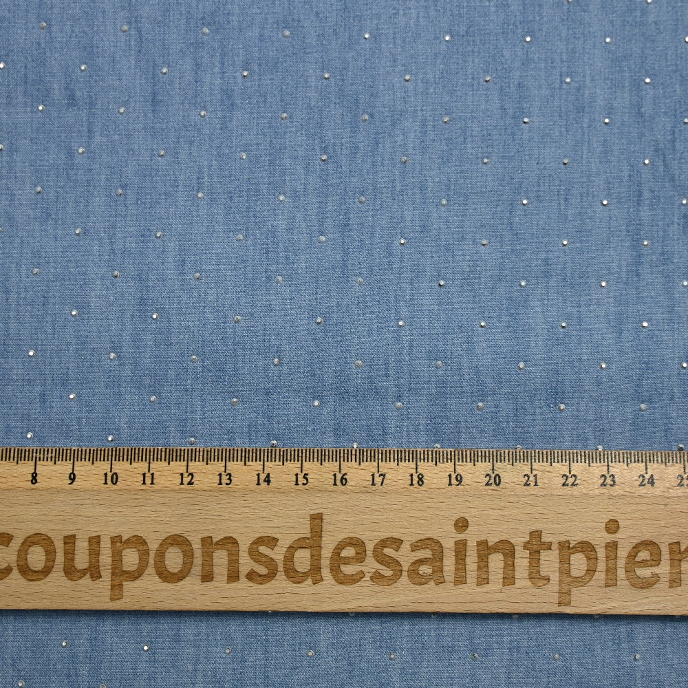 Chambray de coton orné de strass fond bleu clair - Image 4