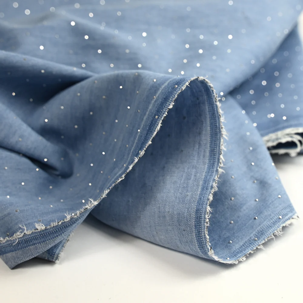 Chambray de coton orné de strass fond bleu clair - Image 5
