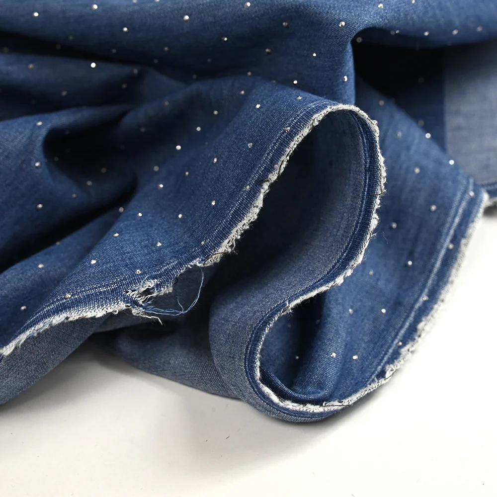 Chambray de coton orné de strass fond bleu moyen - Image 5