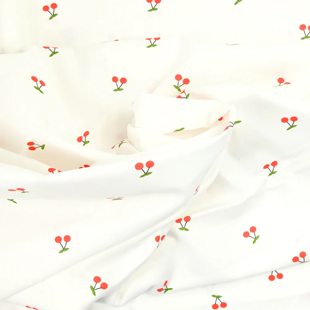Coton imprimé cerise fond blanc - Image 2