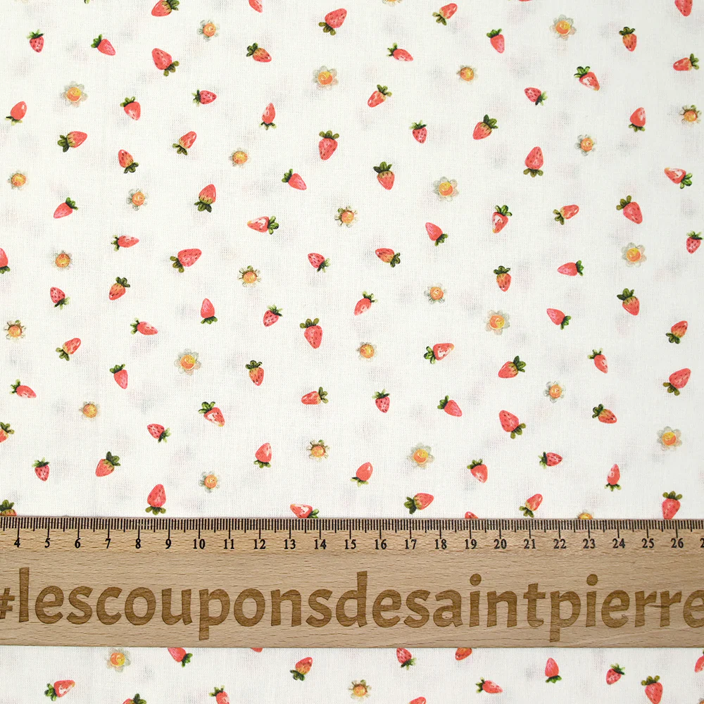 Coton imprimé cueillette de fraises fond blanc - Image 3