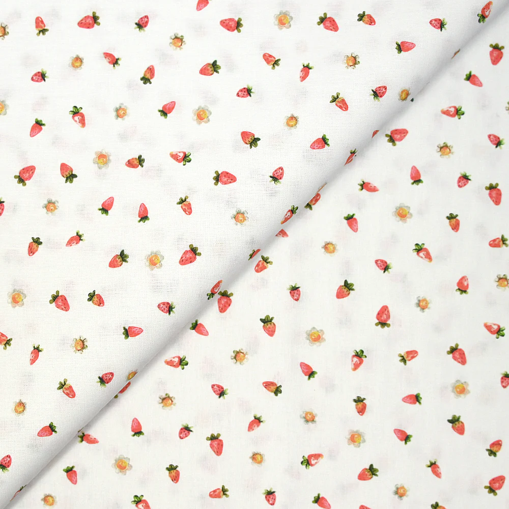 Coton imprimé cueillette de fraises fond blanc - Image 4