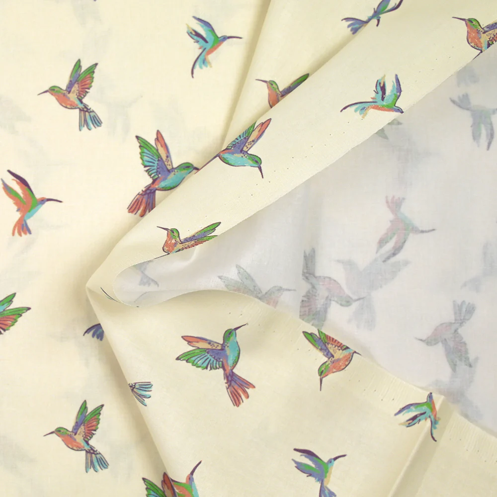 Coton imprimé envolée de colibris fond écru - Image 5