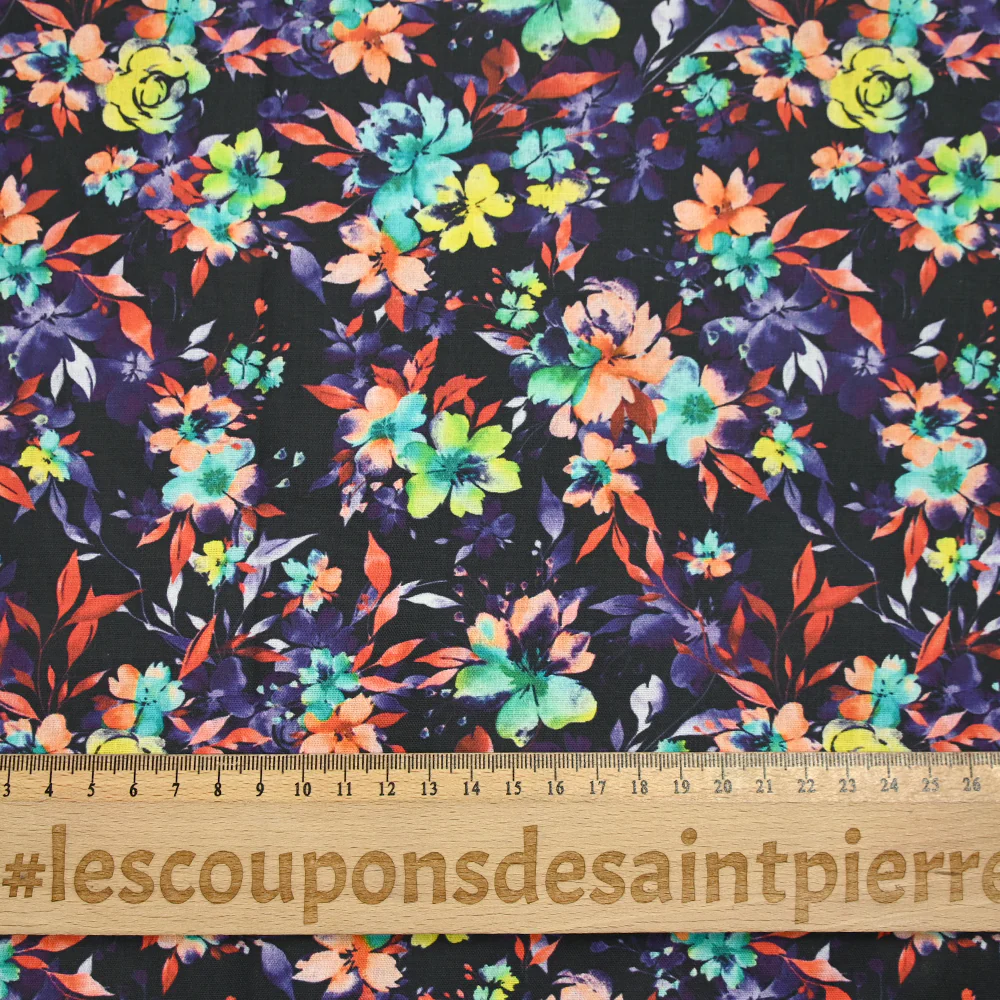 Coton imprimé fleuri graphique orange et violet fond noir - Image 3