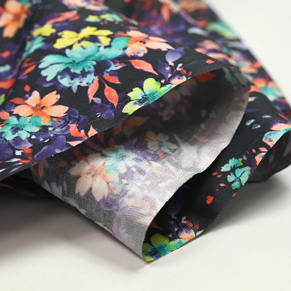 Coton imprimé fleuri graphique orange et violet fond noir - Image 4