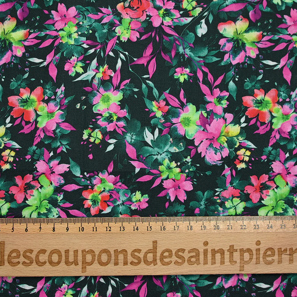 Coton imprimé fleuri graphique vert forêt et fuchsia fond noir - Image 3
