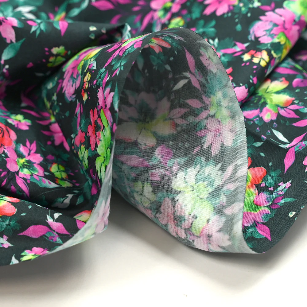 Coton imprimé fleuri graphique vert forêt et fuchsia fond noir - Image 4