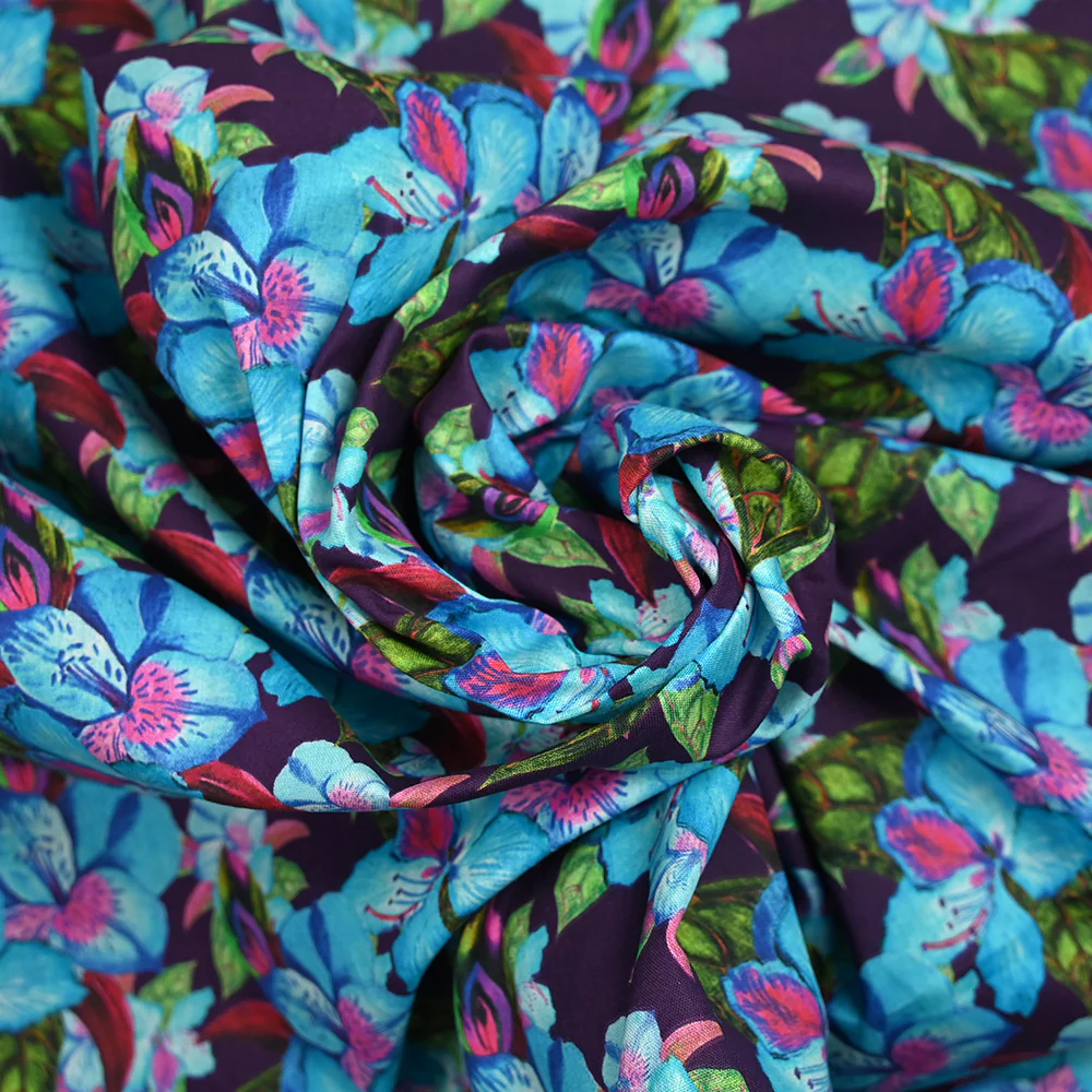Coton imprimé fleurs exotiques bleu et vert fond violet - Image 2