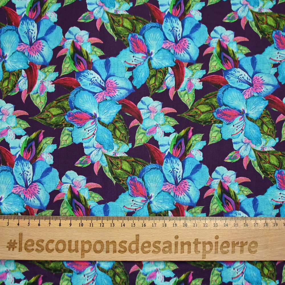 Coton imprimé fleurs exotiques bleu et vert fond violet - Image 3