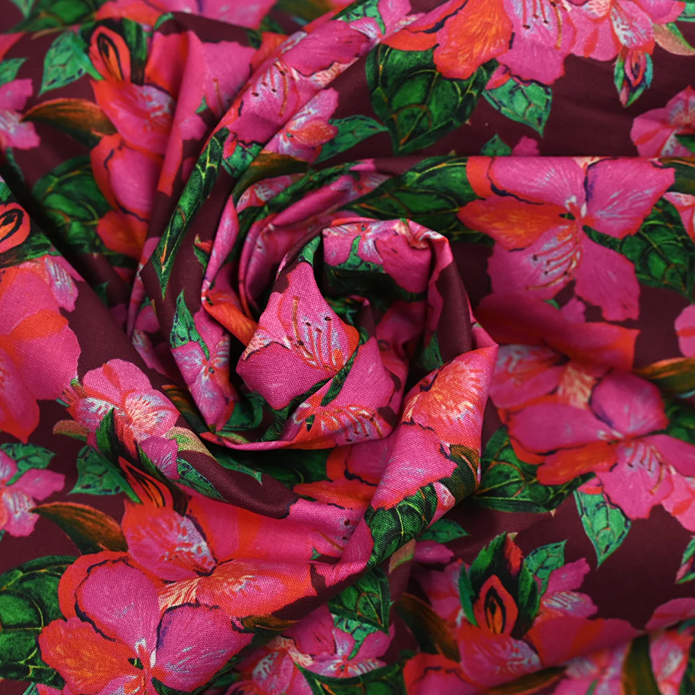 Coton imprimé fleurs exotiques rose et vert fond lie de vin - Image 2