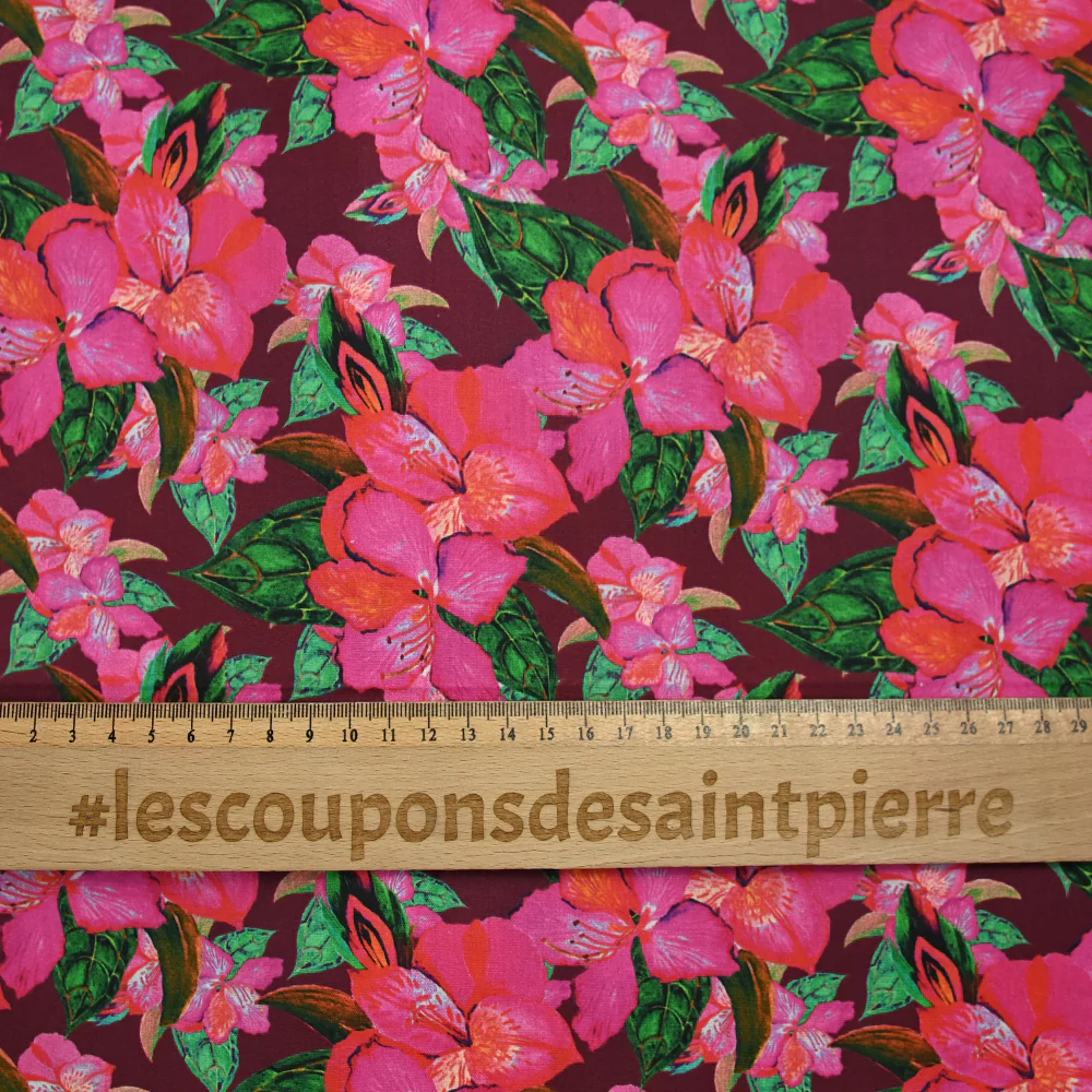 Coton imprimé fleurs exotiques rose et vert fond lie de vin - Image 3