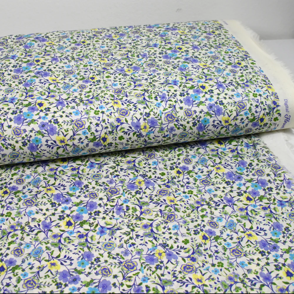 Coton imprimé Giorgia fleurs violet et bleu fond écru au mètre - Image 2