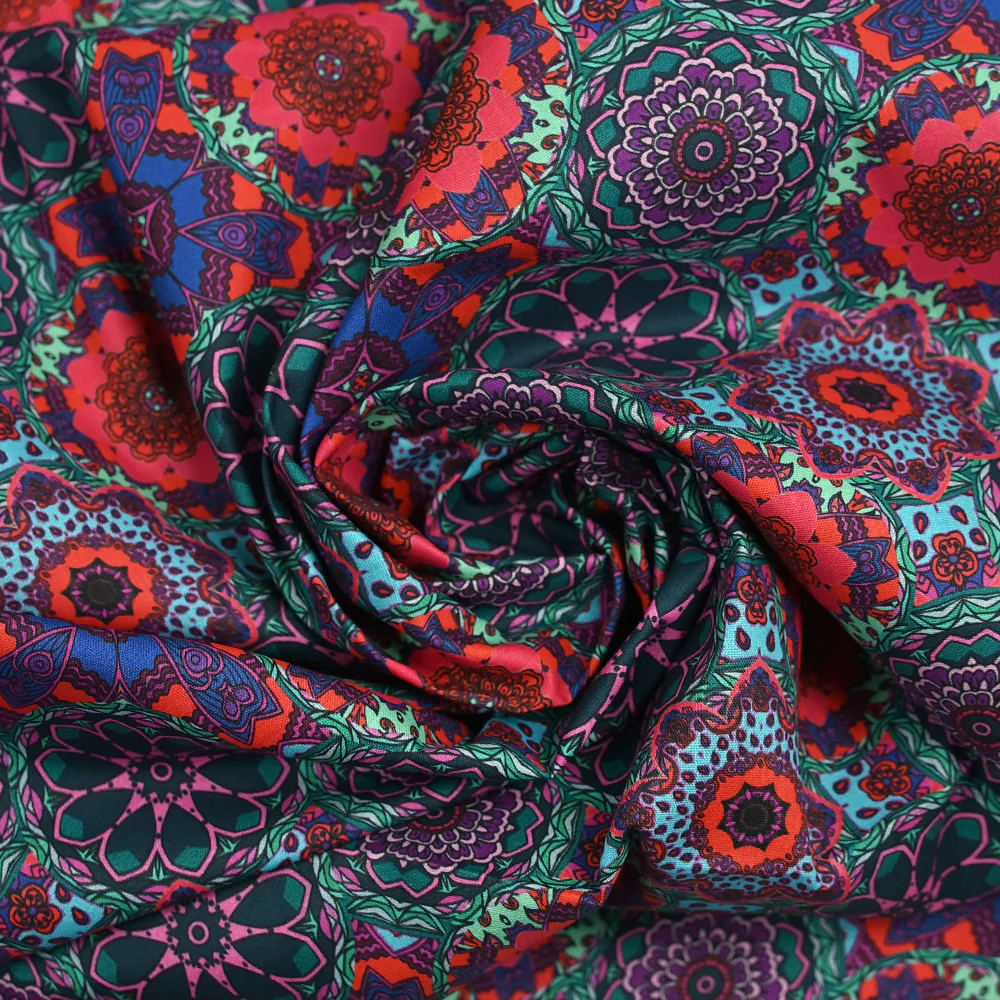 Coton imprimé kaléidoscope floral vert et fuchsia - Image 2