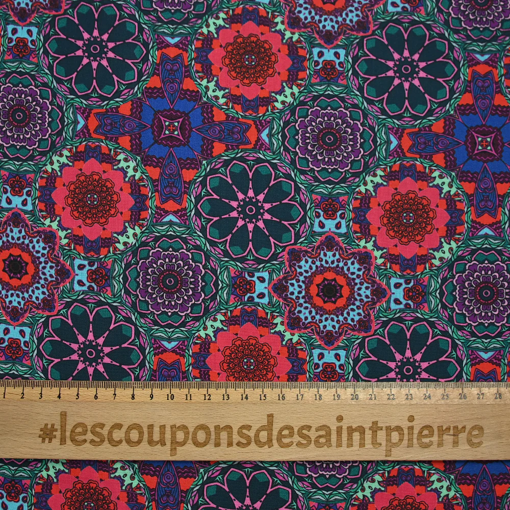 Coton imprimé kaléidoscope floral vert et fuchsia - Image 3