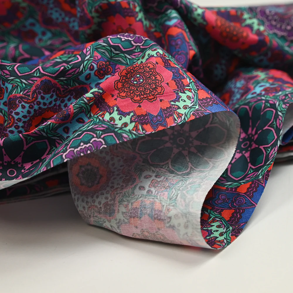 Coton imprimé kaléidoscope floral vert et fuchsia - Image 4