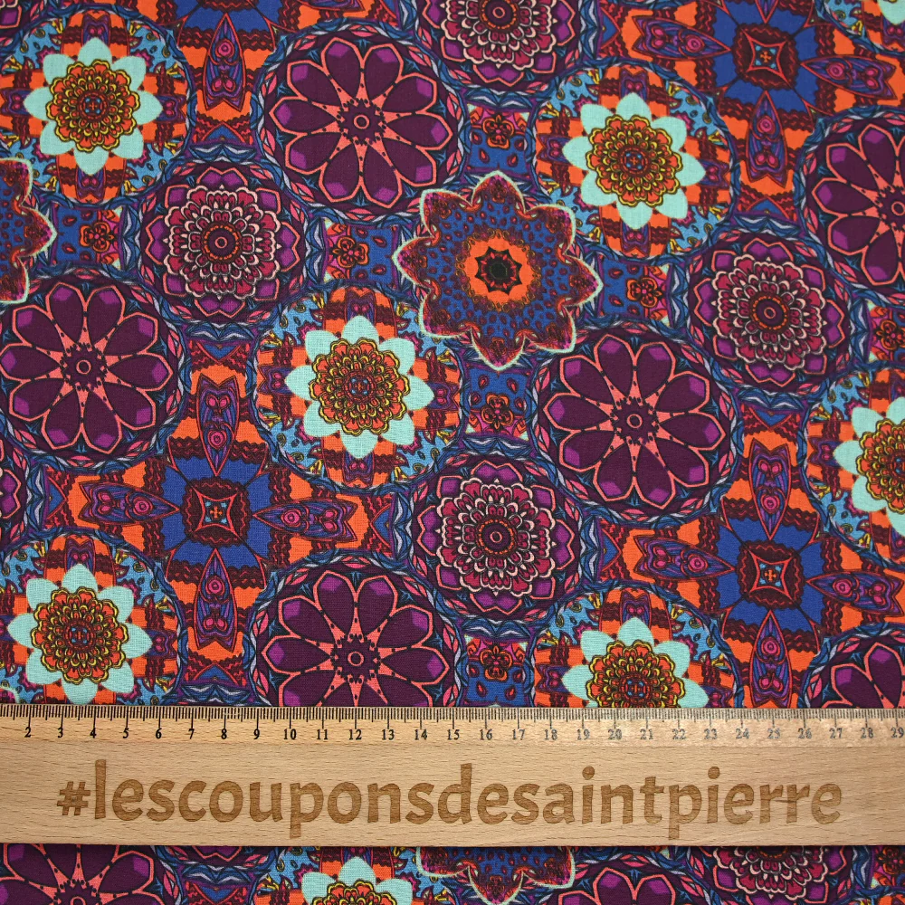 Coton imprimé kaléidoscope floral violet et bleu - Image 3