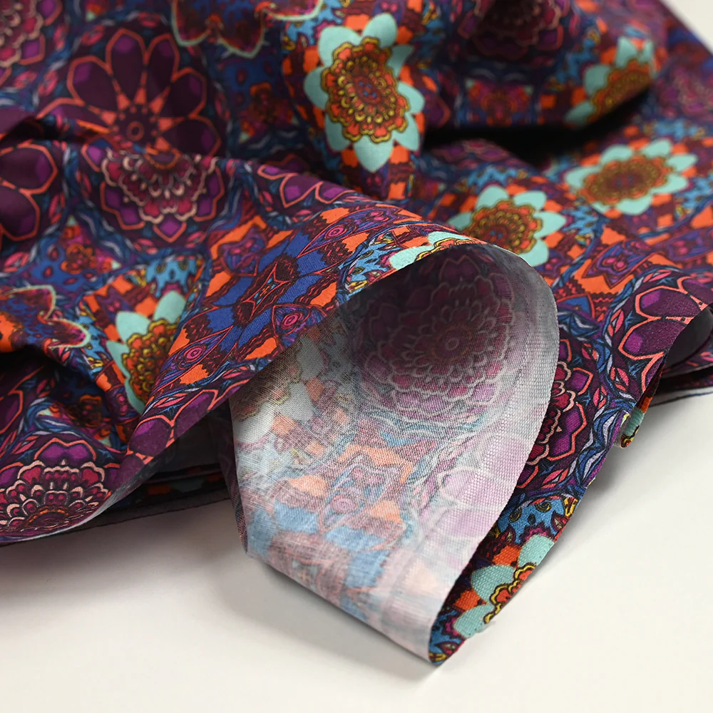 Coton imprimé kaléidoscope floral violet et bleu - Image 4