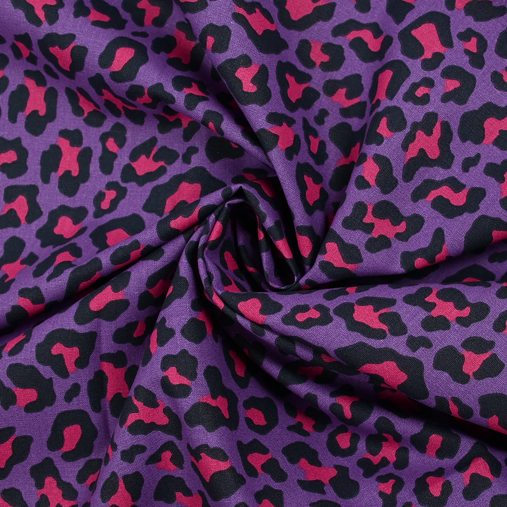 Coton imprimé léopard fuchsia fond violet - Image 2